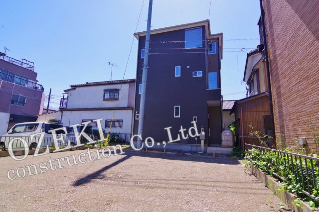 越谷市平方新築戸建て　4台駐車可能な広いスペースの外観