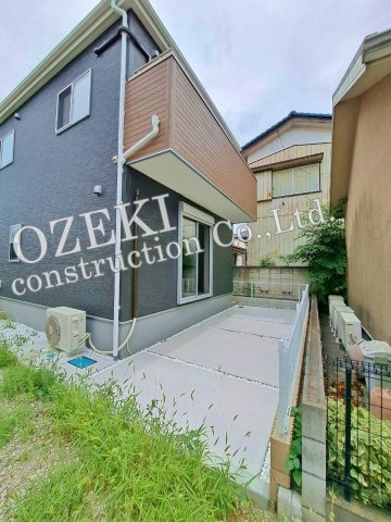 越谷市赤山町新築戸建て 不動産の真価をイノベーションする-Livele Fine-の駐車場