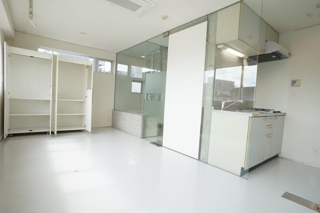 FLAT　Yの寝室|明るい洋室ですよ♪エアコン付いてます(別のお部屋の写真です！）