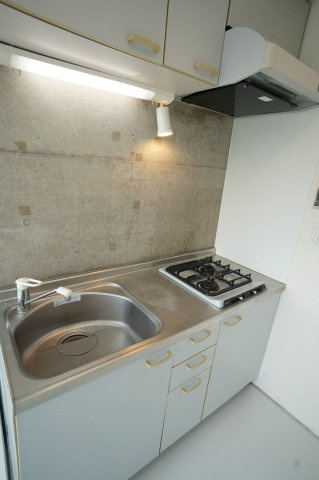 FLAT　Yのキッチン|２口コンロシステムキッチンは扉が付いてますよ(別のお部屋の写真です！）