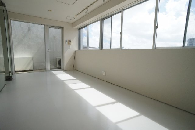 FLAT　Yの居間・リビング|広くて明るいリビイングです(別のお部屋の写真です！）