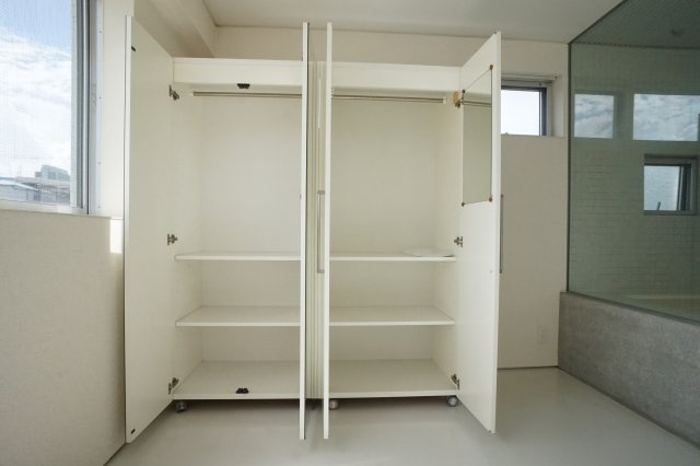 FLAT　Yの収納|クローゼットは鏡付きで移動出来て間仕切りなどにも使えます(別のお部屋の写真です！）
