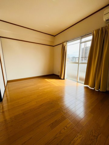 仲介手数料0円！！兵藤ビルの居間・リビング