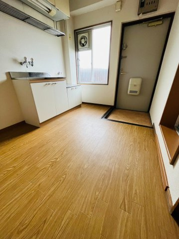 仲介手数料0円！！兵藤ビルの居間・リビング