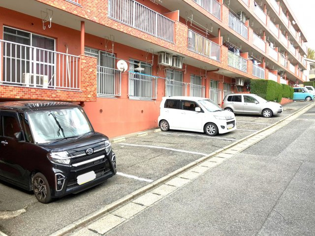 エメラルドマンション若宮の駐車場|駐車場の用意があります
