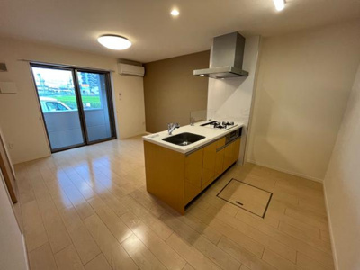 【居間・リビング】 | プランドールⅡ | こちらのリビングで趣味の時間をお楽しみください