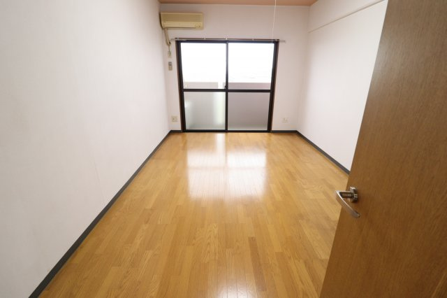 ロイヤルハーモニーの洋室