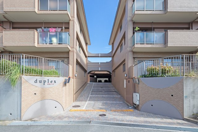 デュープレックス紅葉ケ丘のエントランス