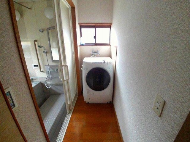 【脱衣所】 | 西有明町平屋建住宅 | 洗濯機置き場を兼ねた脱衣場
