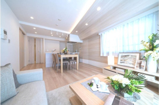 【外観】 | 【 Living　room 】
木の暖かさを感じられ、団欒とした生活を送ることができるリビングルーム。気持ちのいい日の光の下、ゆっくりとしたくつろげる時間を楽しみませんか？