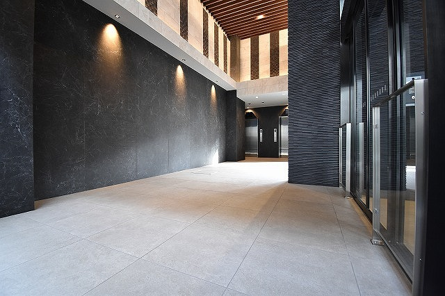 Quintet NAMBA（旧レジュールアッシュNAMBA）のエントランス