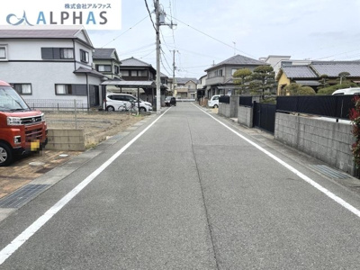 【前面道路含む現地写真】 | 明石市沢野南町３丁目　中古戸建 | 広々とした前面道路です♪