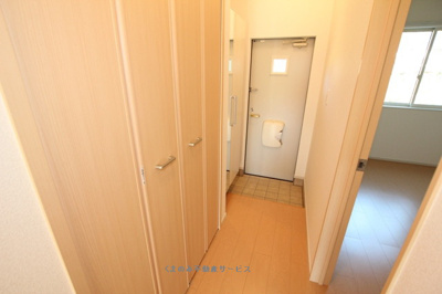 【玄関】 | サンファミールⅢＢ | 落ち着いた玄関です
サンファミールⅢB棟　102号室　平成24年9月28日撮影