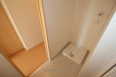 【玄関】 | サンファミールⅢＢ | 収納もある玄関です
サンファミールⅢB棟　102号室　平成24年9月28日撮影