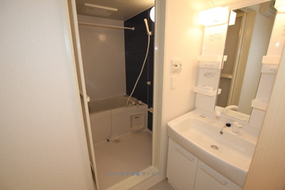 【洗面所】 | サンファミールⅢＢ | 忙しい朝には欠かせない洗面所です
サンファミールⅢB棟　102号室　平成24年9月28日撮影