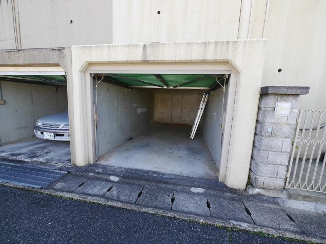 神戸市北区山田町字南山一戸建ての駐車場