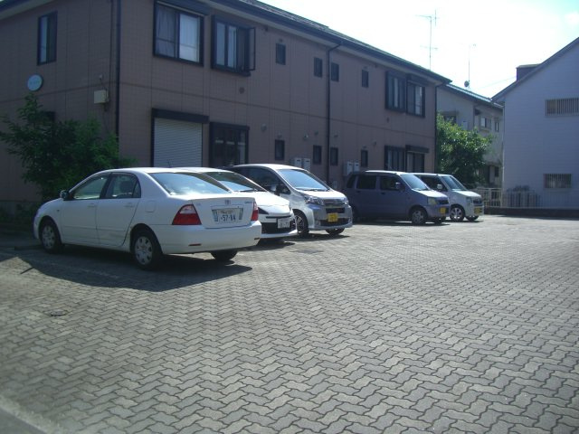 ヴィーナスA棟の駐車場