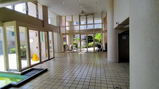 緑橋レックスマンションのその他共用部分|明るく開放感のあるロビーです。