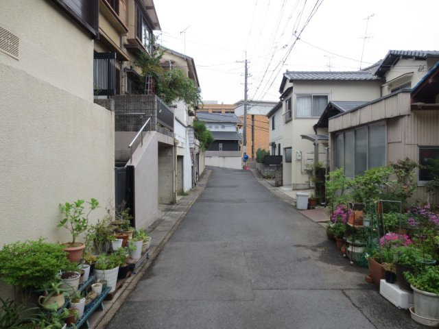 【前面道路含む現地写真】 | 山科区大宅中小路町　中古テラスハウス（賃貸オーナーチェンジ）