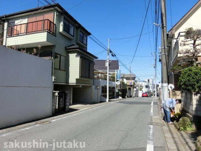 八千代台北１２丁目　中古戸建の前面道路含む現地写真|南東側6ｍ公道面　間口約8.4ｍ　陽当り良好