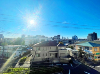 【展望】 | 木の暖かさをより感じさせてくれる太陽の光。心地のいい風が吹き抜ける場所に位置します。