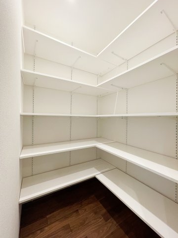 【キッチン】 | マナー高輪（ホーマット）3F | ●キッチンのパントリー写真です。