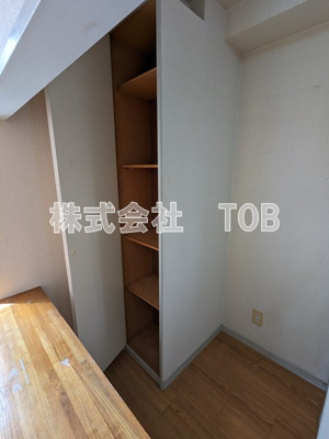 【設備】 | ロックアーバン | キッチン横の収納棚※クリーニング中の写真