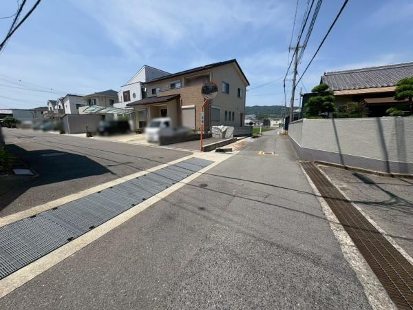 和歌山市楠見中　中古戸建の前面道路含む現地写真