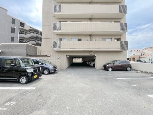 コスモ長尾リバーフォルムの駐車場