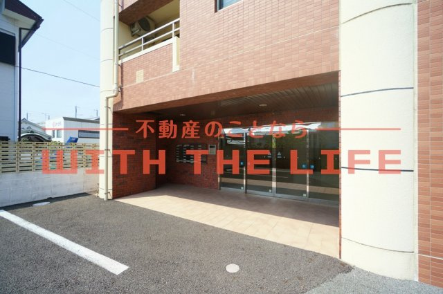 すかる梅満【キャッシュバック対象物件】のエントランス|落ち着いたエントランスです