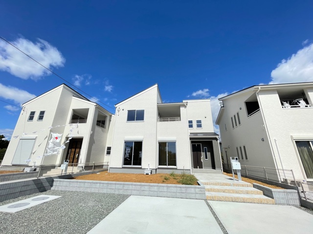 上里町三町第2（全3棟）2号棟の外観|ナチュラルで飽きの来ないデザインは流行に左右されない家の形です。外構も綺麗に仕上がっています(^▽^)/
