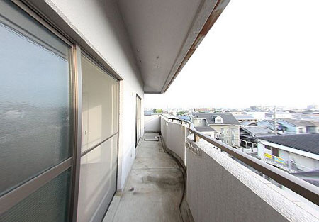 岸和田市春木旭町の賃貸マンションのバルコニー|バルコニーからの眺めを楽しみながら食事をしませんか