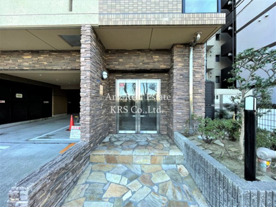 【エントランス】 | ロワ・リオン上町 | レンガと石畳がオシャレなエントランス部分です♪