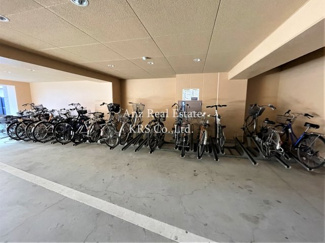 【その他共用部分】 | 屋内駐輪場です！雨風から自転車を守ります！
