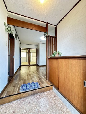 【展望】 | 百合丘マンション | 玄関から室内への景観です！正面にダイニングキッチン、左手に洗面所があります★