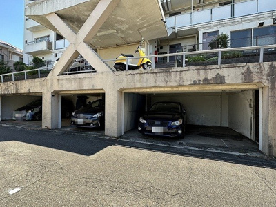 【駐車場】 | 百合丘マンション | いつでも目の届く敷地内に駐車場があります♪屋根付きなので、雨の時の乗り降りもらくらく♪