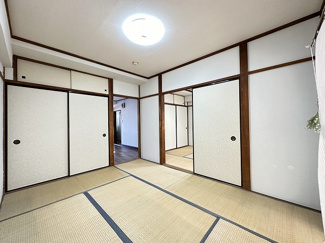 【展望】 | 南東向き和室6帖☆こちらのお部屋にも天袋付き押入れがあります♪寝具をすっきり収納できるので寝室にもオススメ☆