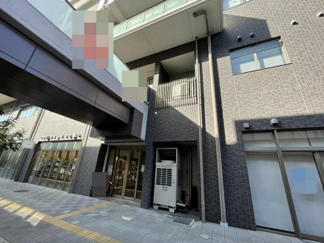 【外観】 | 大垣市宮町1丁目301-1貸店舗 | 施設内にはコンビニ、美容院、ATM、歯科医院など生活利便性の高い店舗がはいっています。
むかいの施設とは通路がつながっており行き来できます。