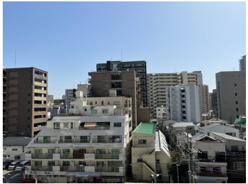 【展望】 | ローレルアイ梅田 | 【住戸からの眺望写真】高い建物との距離があるため、日照を遮ることなく室内に取りこめます。南向きにつき、お洗濯物や寝具を気持ちよく干していただけます。