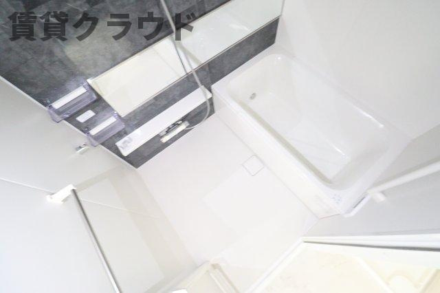 アーバンパレスの浴室|アクセントパネルがシックで落ち着いた雰囲気の浴室です！