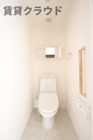 アーバンパレスのトイレ|落ち着いたトイレは、上部の棚も便利です！