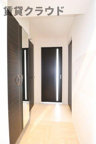 アーバンパレスの玄関|姿見でお出かけ前の身だしなみもしっかりチェック！