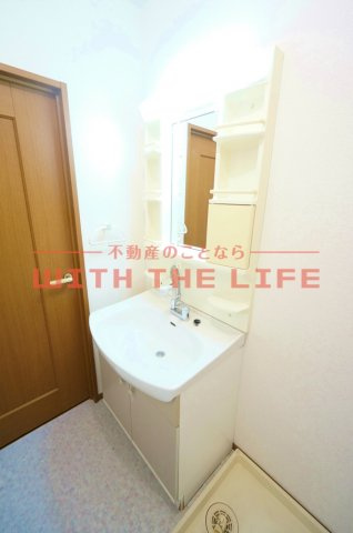 リビングタウン小森野壱番館【キャッシュバック対象】の独立洗面台|朝の支度にも助かる、独立の洗髪洗面化粧台