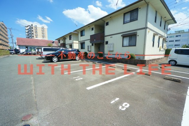 リビングタウン小森野壱番館【キャッシュバック対象】の駐車場|車をお持ちの方に嬉しい駐車場付きの物件です