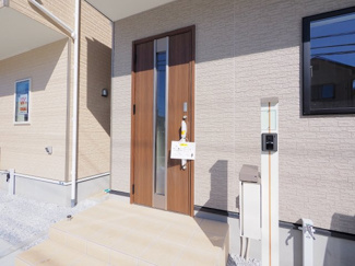 【エントランス】 | 【エントランス】
玄関ドアはお洒落な色を採用
日々の帰宅も今とは違う空間に