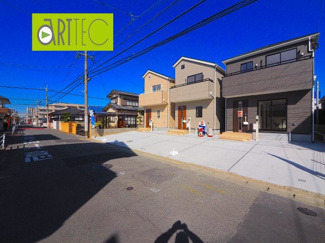 【前面道路含む現地写真】 | 【前面道路】
前面道路は毎日の駐車の出し入れで大事なポイントです！
車種によっても便利・不便がありますのでご確認ください♪