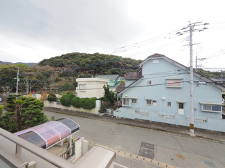 【展望】 | 【穏やかな街並みの眺望】
バルコニーから見える穏やかな街並み
爽やかな風と柔らかく降り注ぐ陽光を感じて頂けます。心地良い開放感が暮らしにゆとりと充足感をもたらします