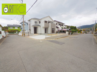 【前面道路含む現地写真】 | 【前面道路】
前面道路は毎日の駐車の出し入れで大事なポイントです！
車種によっても便利・不便がありますのでご確認ください♪