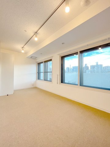 「防音マンション」Liberte板橋本町の居間・リビング|居室は防音床、防音壁、防音天井となっており、コンクリートの厚みは１８０㎜と、まさに楽器を演奏するためにつくられた24時間楽器演奏可能の防音室です