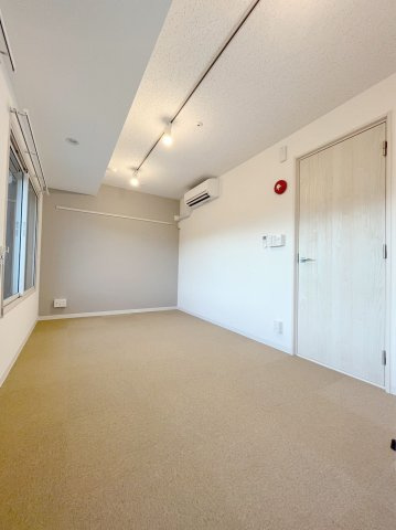 「防音マンション」Liberte板橋本町の洋室|Bluetooth仕様のスピーカーも付いています。接続すればすぐにでも使用可能です。右上は24時間稼働の換気口です。